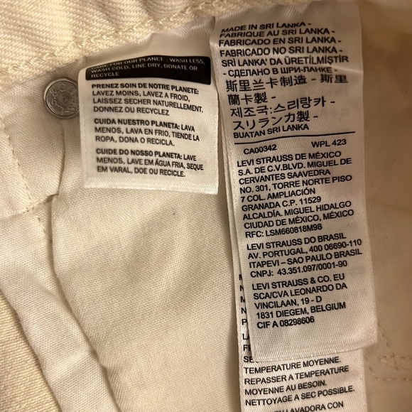 Levi’s ladies shorts - Picture 8 of 9